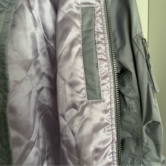 Grey XS bomber jacket, lavender colour inside. Excellent condition, satin feel - Picture 9 of 15